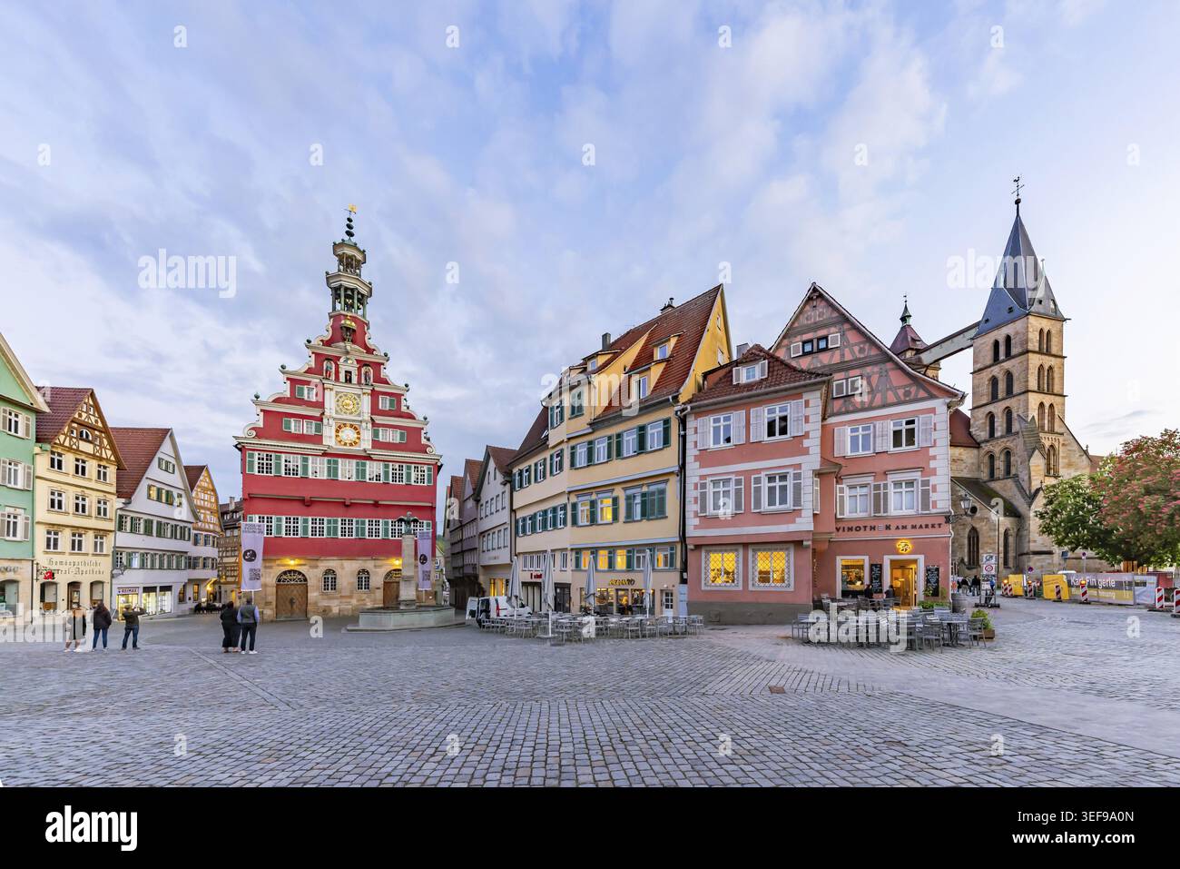 Piazza del Municipio, Rathausplatz, Rathausplatz con il Vecchio Municipio in serata. Vista sulla città di Esslingen am Neckar. Chiesa cittadina di St. Dionys. Esslingen a.. Foto Stock