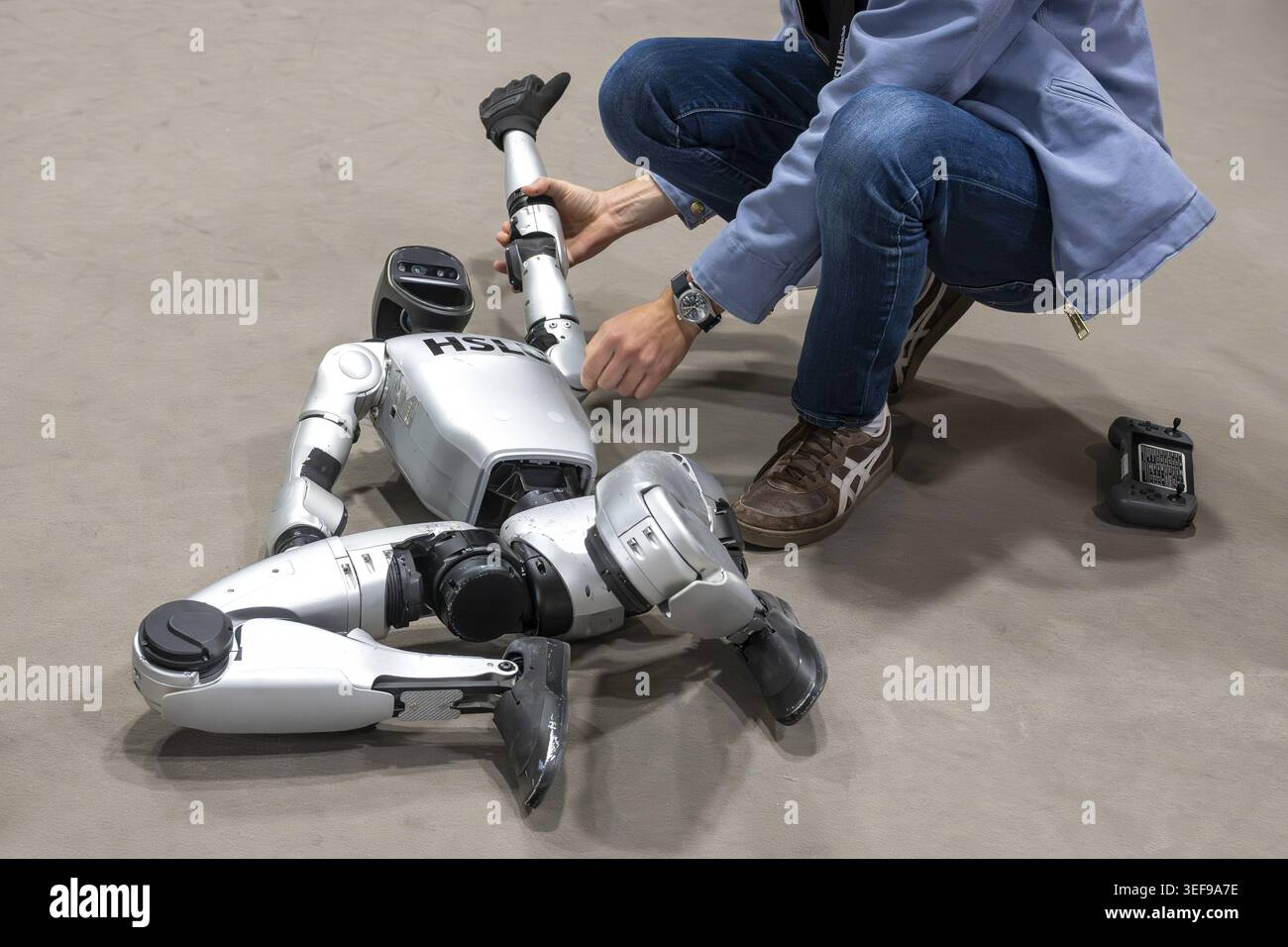 Robot umanoide a terra, Unitree G1, HSLU, Berna, Svizzera Foto Stock