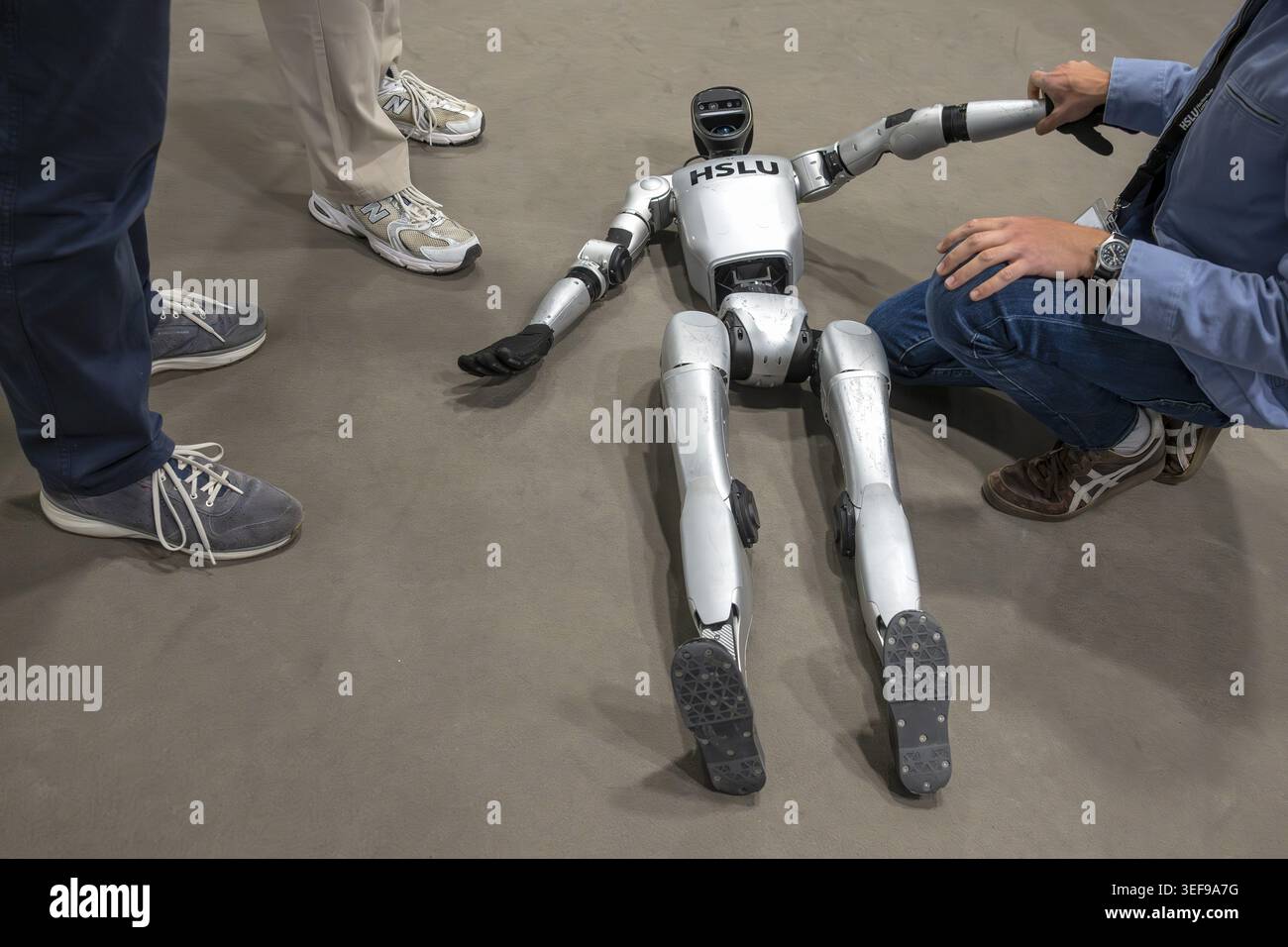 Robot umanoide a terra, Unitree G1, HSLU, Berna, Svizzera Foto Stock