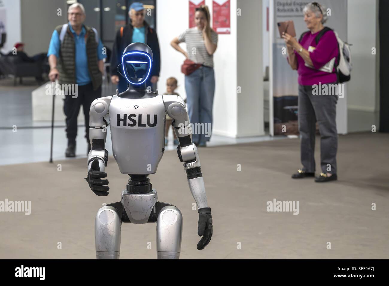 Robot umanoide, Unitree G1, HSLU, Berna, Svizzera Foto Stock