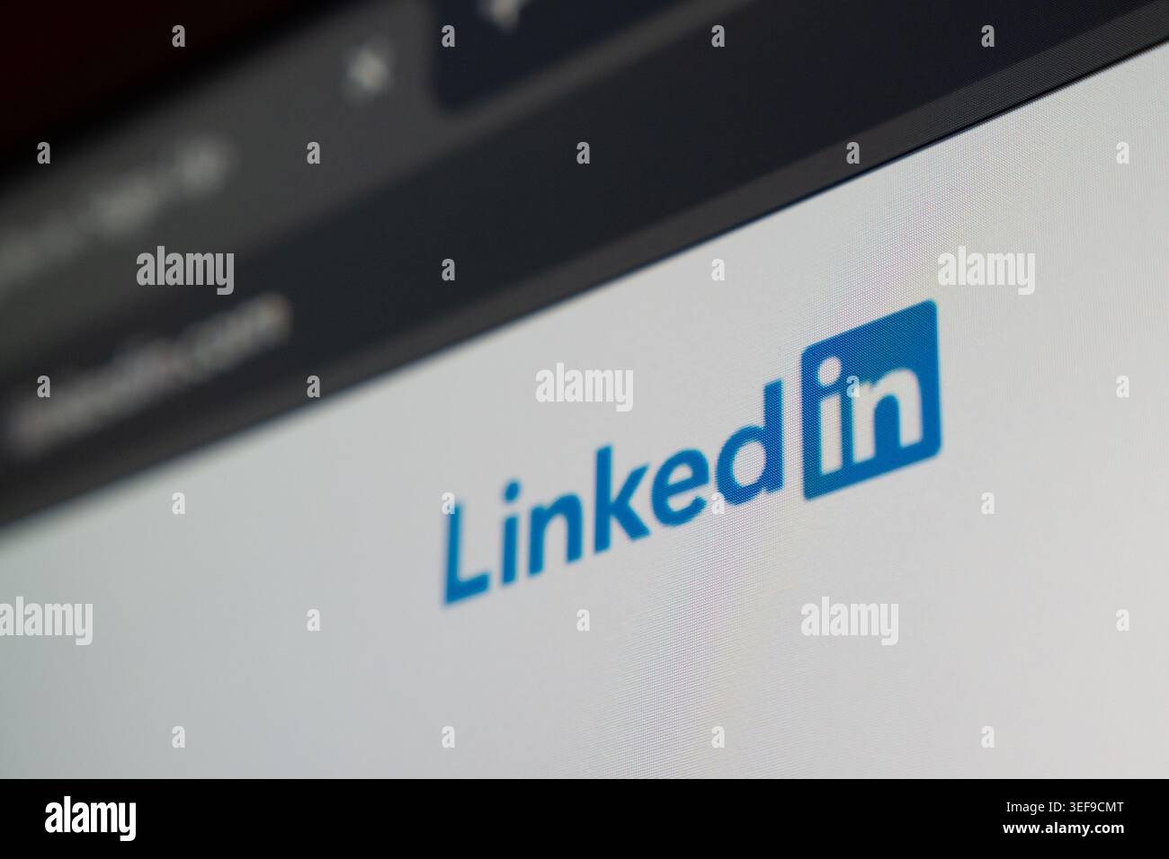 18 aprile 2026 - Tashkent, Uzbekistan: Vista ravvicinata del sito web LinkedIn sullo schermo digitale che mostra il logo professionale della rete e gli elementi dell'interfaccia del browser. Foto Stock
