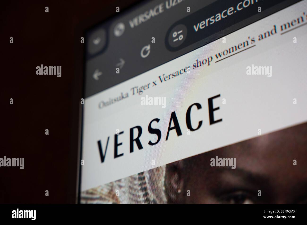 18 aprile 2026 - Tashkent, Uzbekistan: Vista ravvicinata del sito Web di Versace sullo schermo digitale che mostra il logo della moda e gli elementi dell'interfaccia del browser. Foto Stock