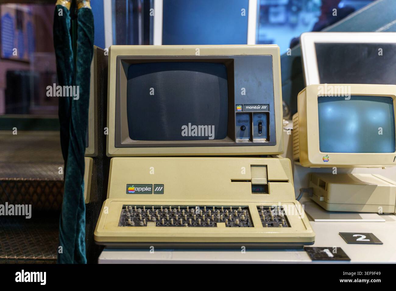 Istanbul, Turchia - 25 marzo 2026: Configurazione di computer Apple vintage con tastiera Old monitor e Classic retro Technology Design. Foto di alta qualità Foto Stock