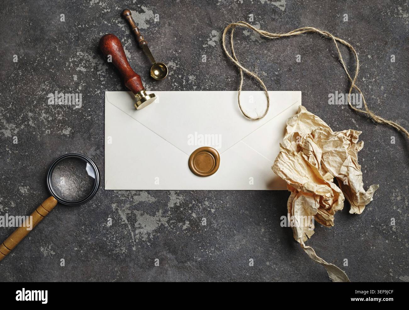 Busta vuota e modello di cancelleria vintage su superficie in cemento. Mock-up per l'identità del marchio. Posizione piatta Foto Stock