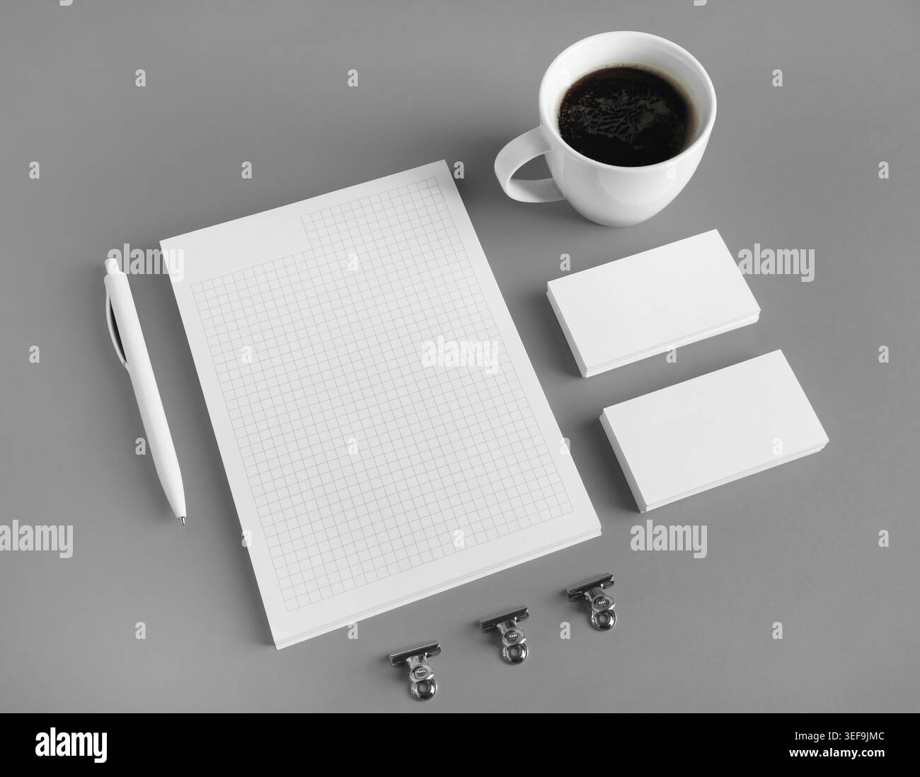 Foto di cancelleria vuota impostata su sfondo di carta grigia. Modello di branding Foto Stock
