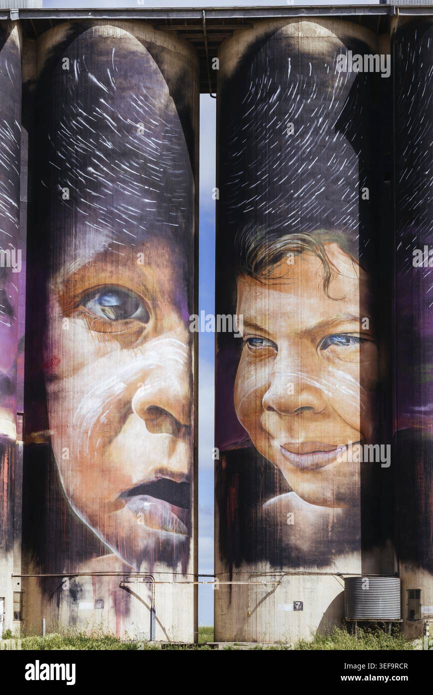 SHEEP HILLS, AUSTRALIA - SETTEMBRE 27 2025: Murale GrainCorp Sheep Hills Silo Art sul Silo Art Trail in una soleggiata giornata primaverile a Wimmera Malle Foto Stock