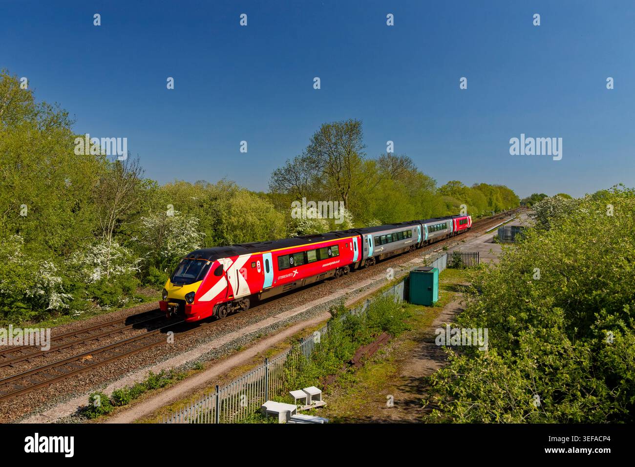 Rinnovato nuovo colore arriva CrossCountry classe 220 treno HST Voyager passando per Stenson incrocio Findern Derby con servizio Nord Est-Sud Ovest. Foto Stock