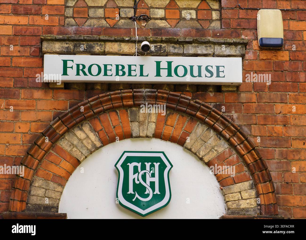 Insegne scolastiche fuori da Froebel House, Marlborough Ave. Froebel House è una scuola preparatoria diversificata, solidale e fiorente nel cuore di Hull. Foto Stock