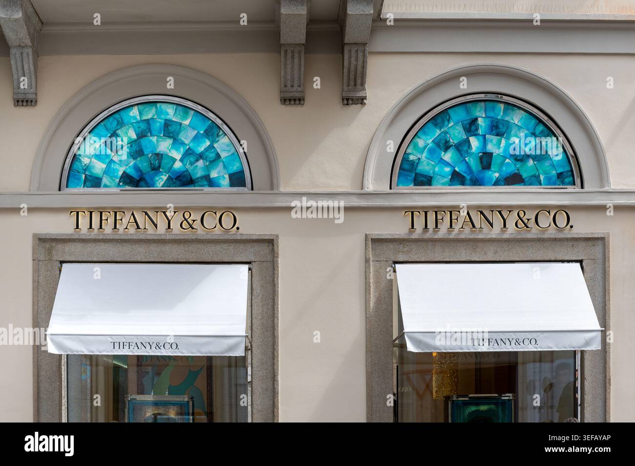 Milano, Lombardia, Italia - 23 aprile 2026: Tiffany Storefront con scritta in oro e caratteristici mosaici blu Foto Stock