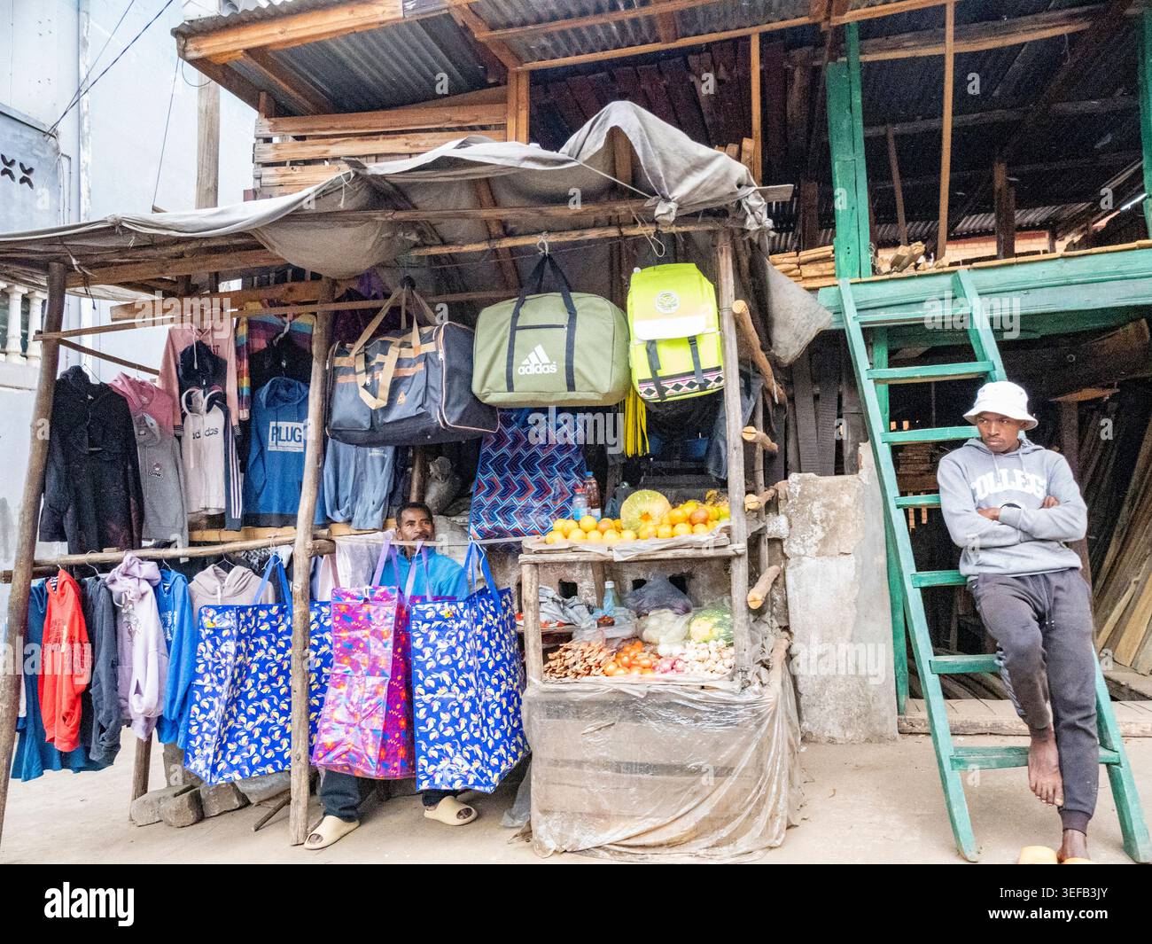 Vivace scena di strada negli affollati mercati di Antanavarino, Madagascar, con prodotti locali e vita quotidiana Foto Stock