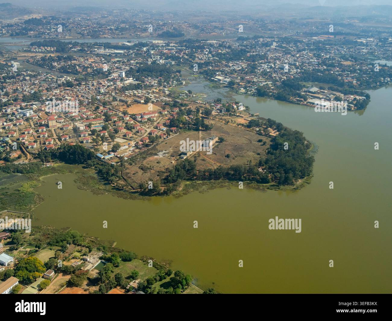 Volo charter sulla città con vista sul paesaggio del Madagascar Foto Stock