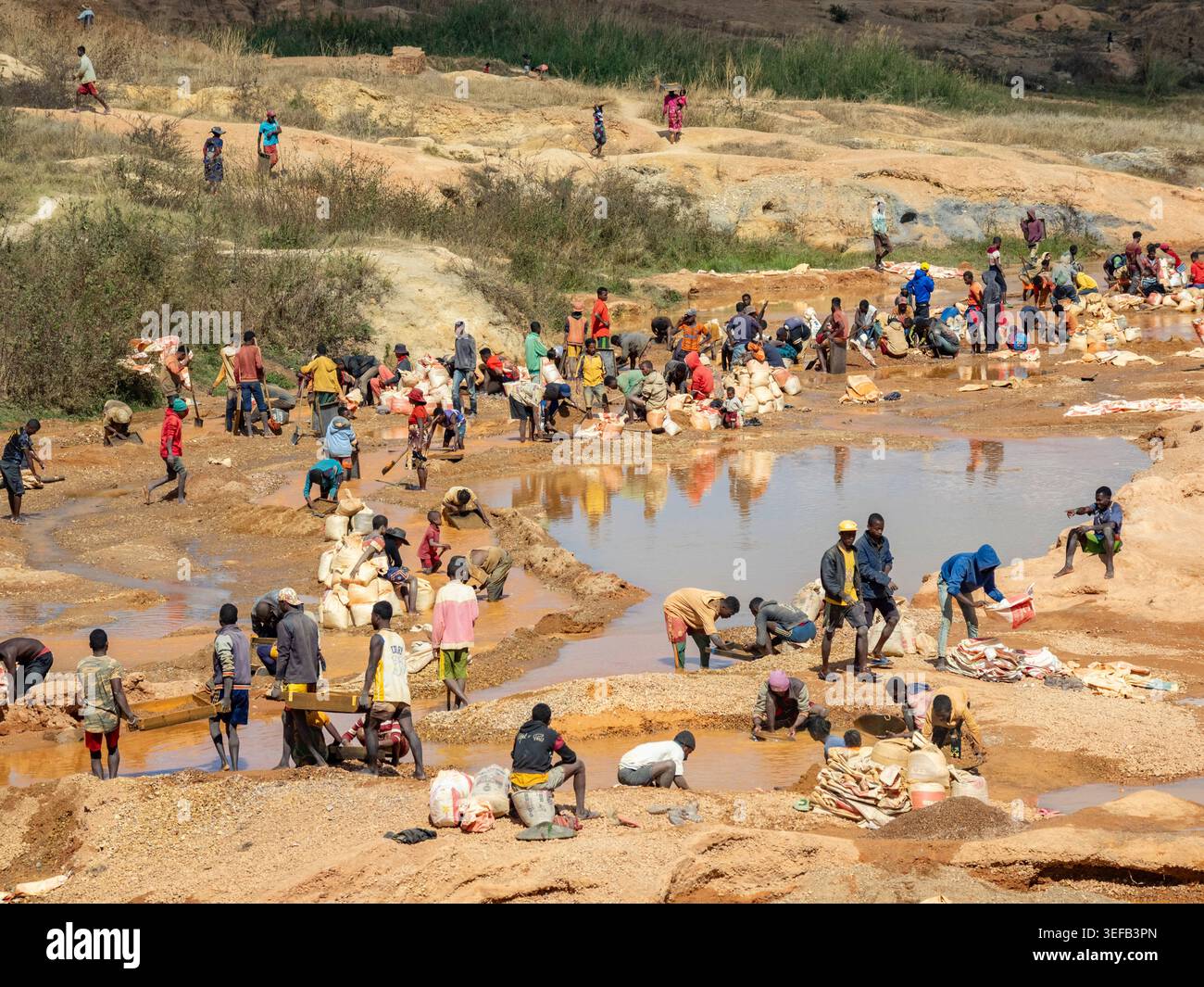 Vivace scena di strada nella città mineraria dello zaffiro di Ilakaka con gente che lavora nel fiume e nelle aree circostanti Foto Stock