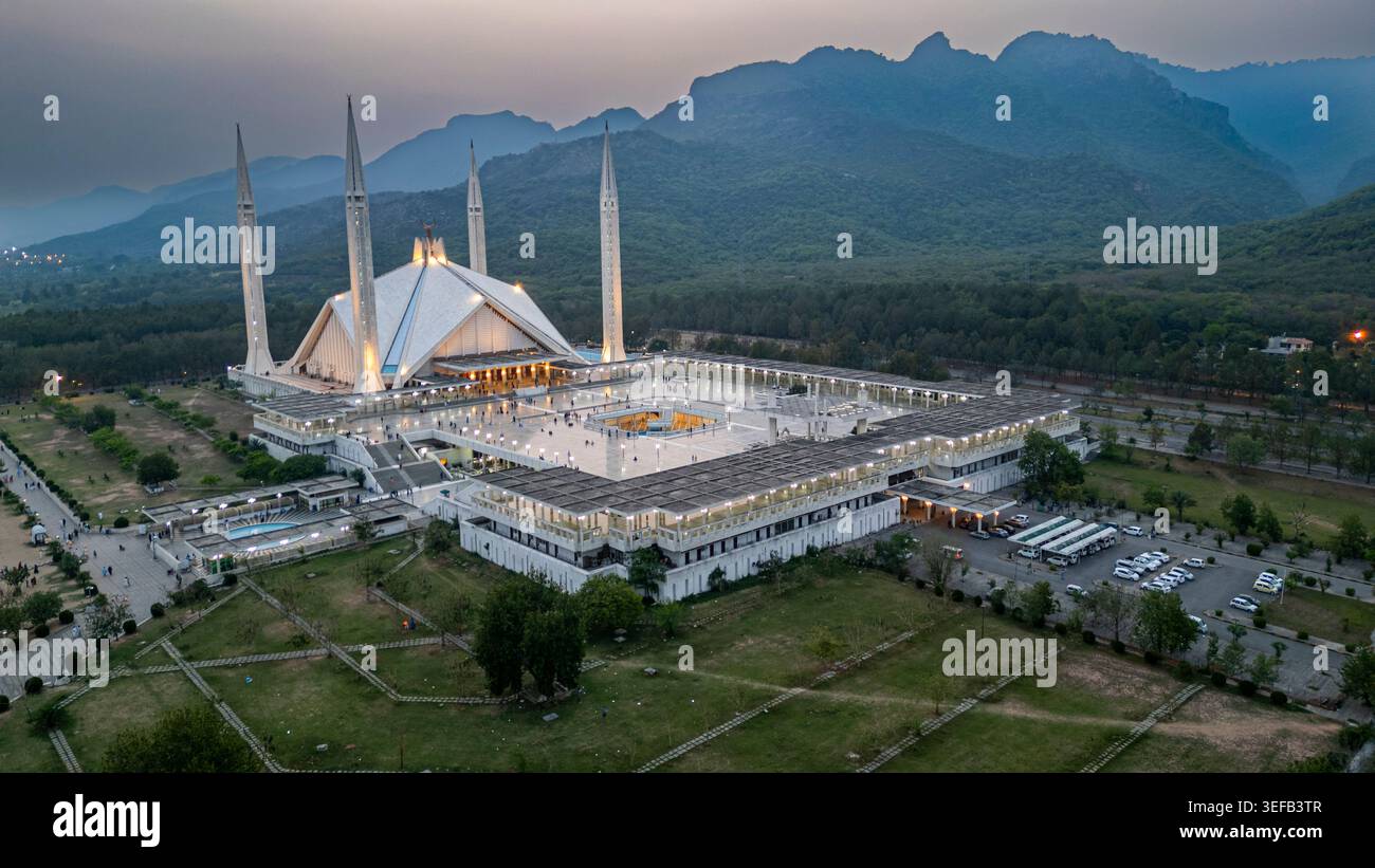 Vista serale della Moschea Faysal a Islamabad con il paesaggio circostante e le montagne sullo sfondo Foto Stock