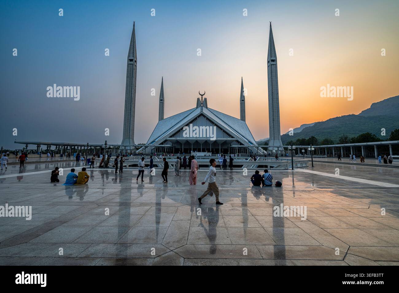 Vista serale della Moschea di Faisal con i visitatori e tramonto a Islamabad, Pakistan Foto Stock