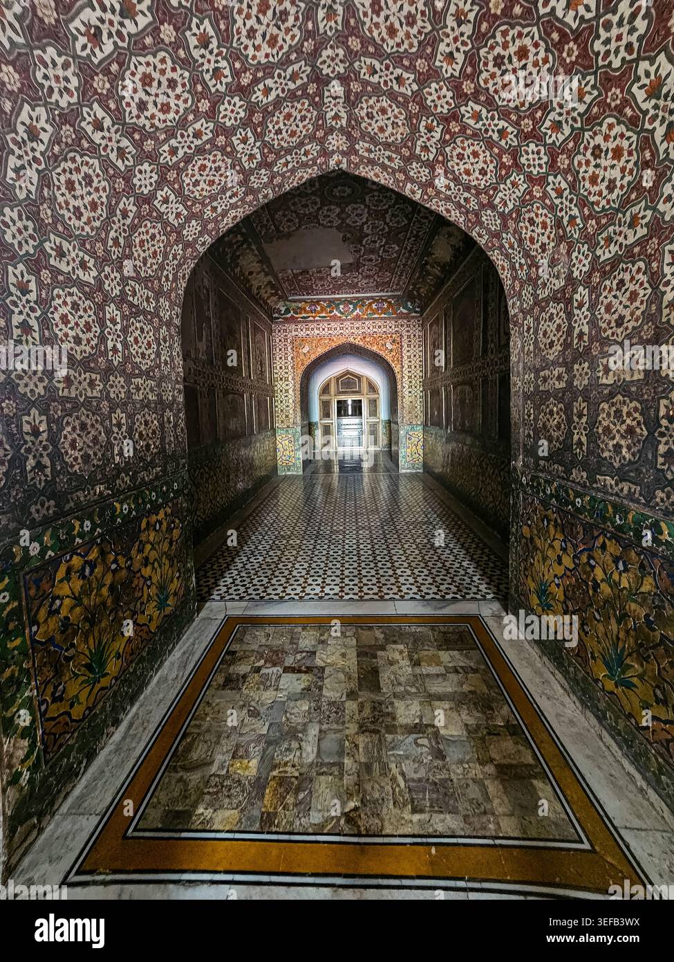 Esplorando le intricate sale e i disegni della Tomba di Jahangir situata a Lahore, Pakistan Foto Stock