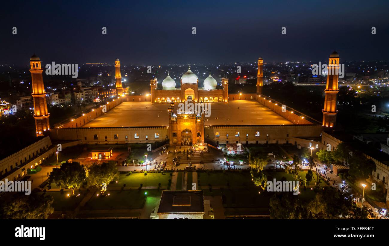 La vista aerea mostra la Moschea Badshahi di notte con un'atmosfera illuminata nella città di Lahore Foto Stock