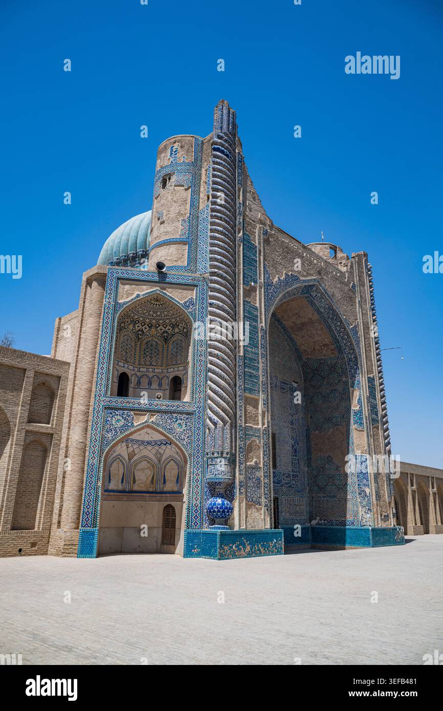 Esplorando l'architettura della Moschea Verde di Balkh, Afghanistan, sotto cieli azzurri Foto Stock