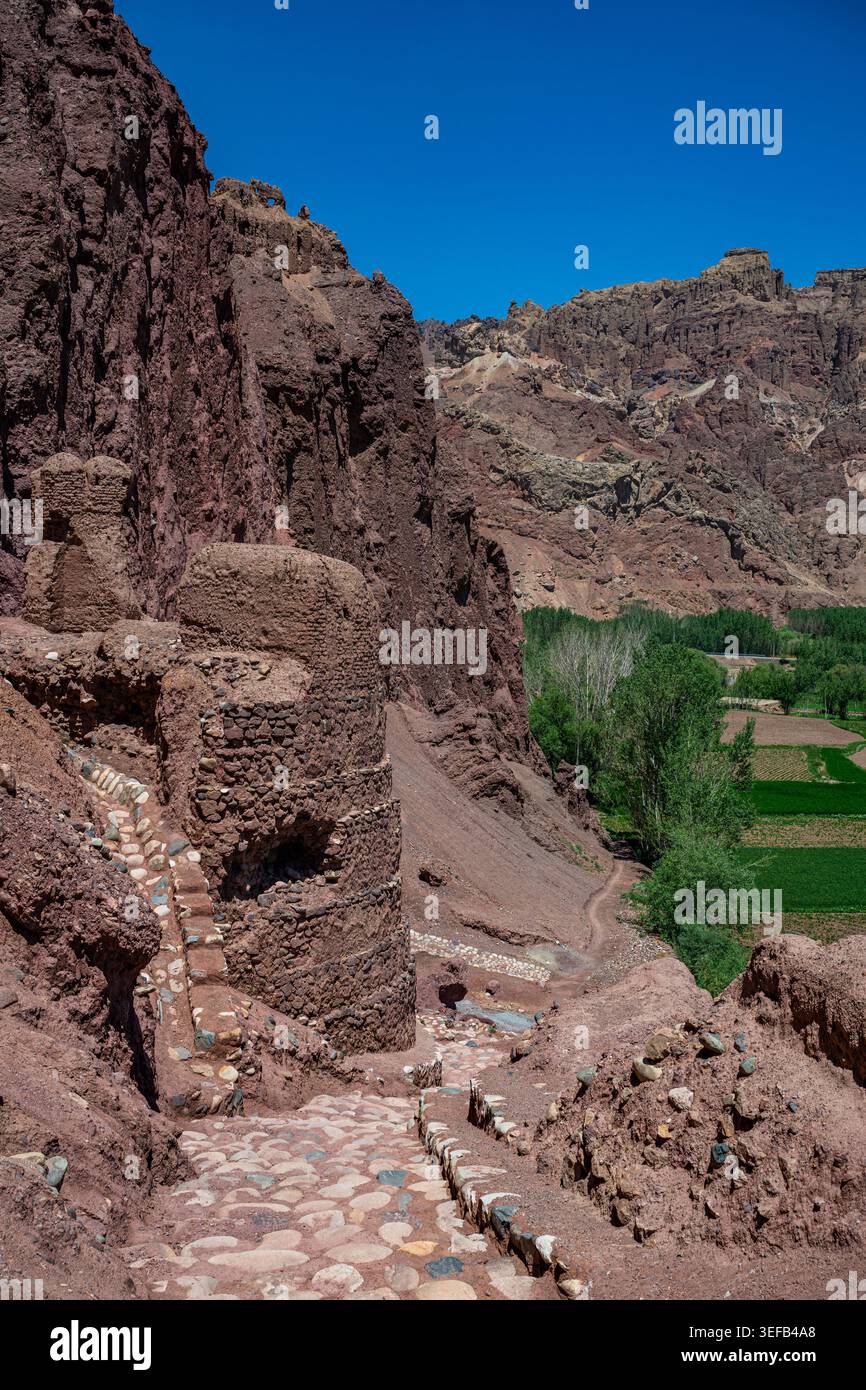 L'esplorazione di Shahr-e Zuhak, la città Rossa, rivela antichi sentieri e terreni accidentati vicino a Bamiyan, Afghanistan Foto Stock