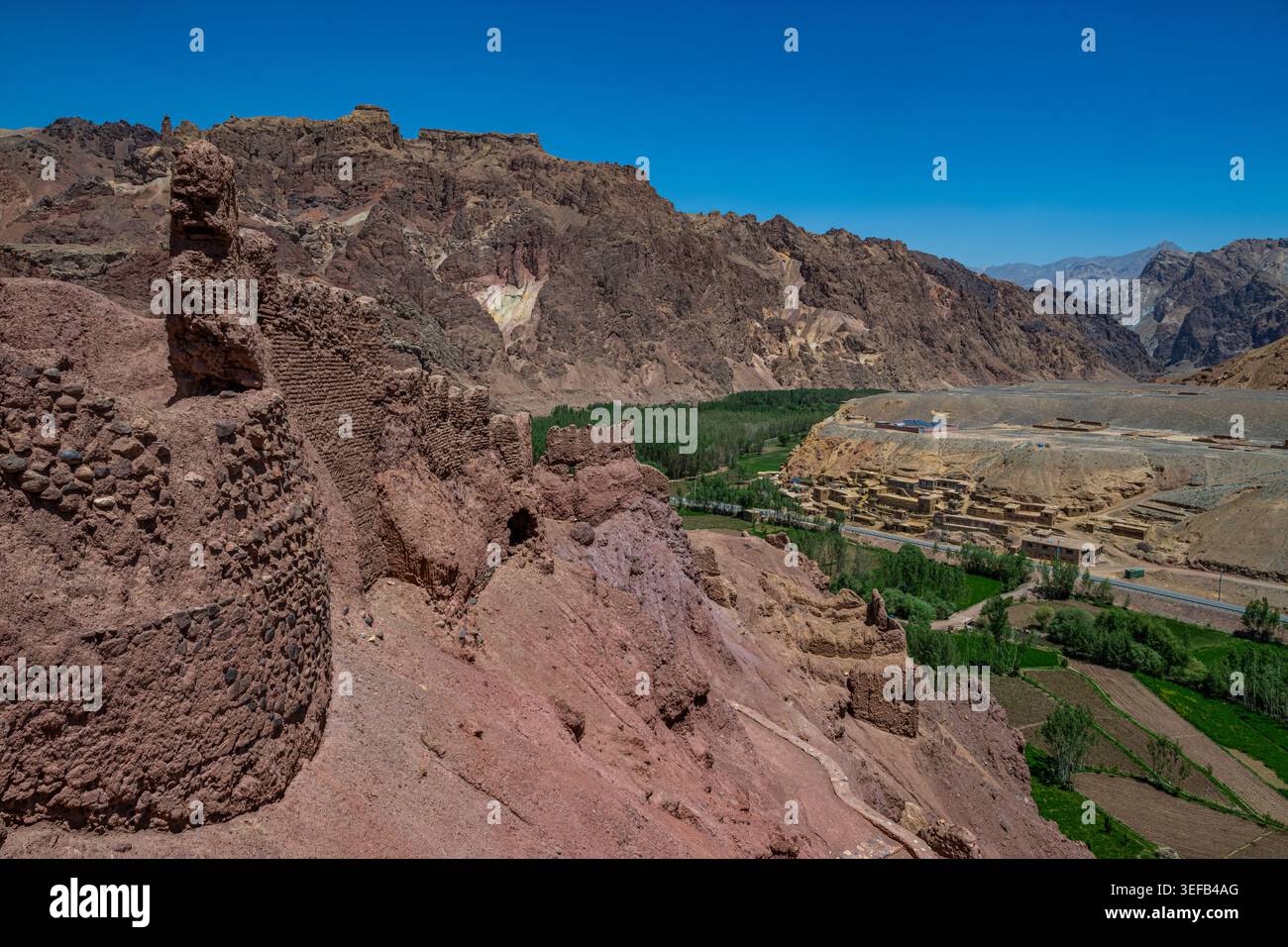 Esplorando Shahr-e Zuhak, la città Rossa, a Bamyian, Afghanistan, con antiche rovine e paesaggi circostanti Foto Stock
