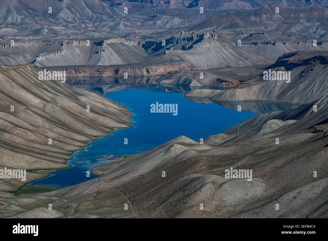 Lago turchese circondato da colline aride nel Parco Nazionale Band-e-Amir in Afghanistan Foto Stock