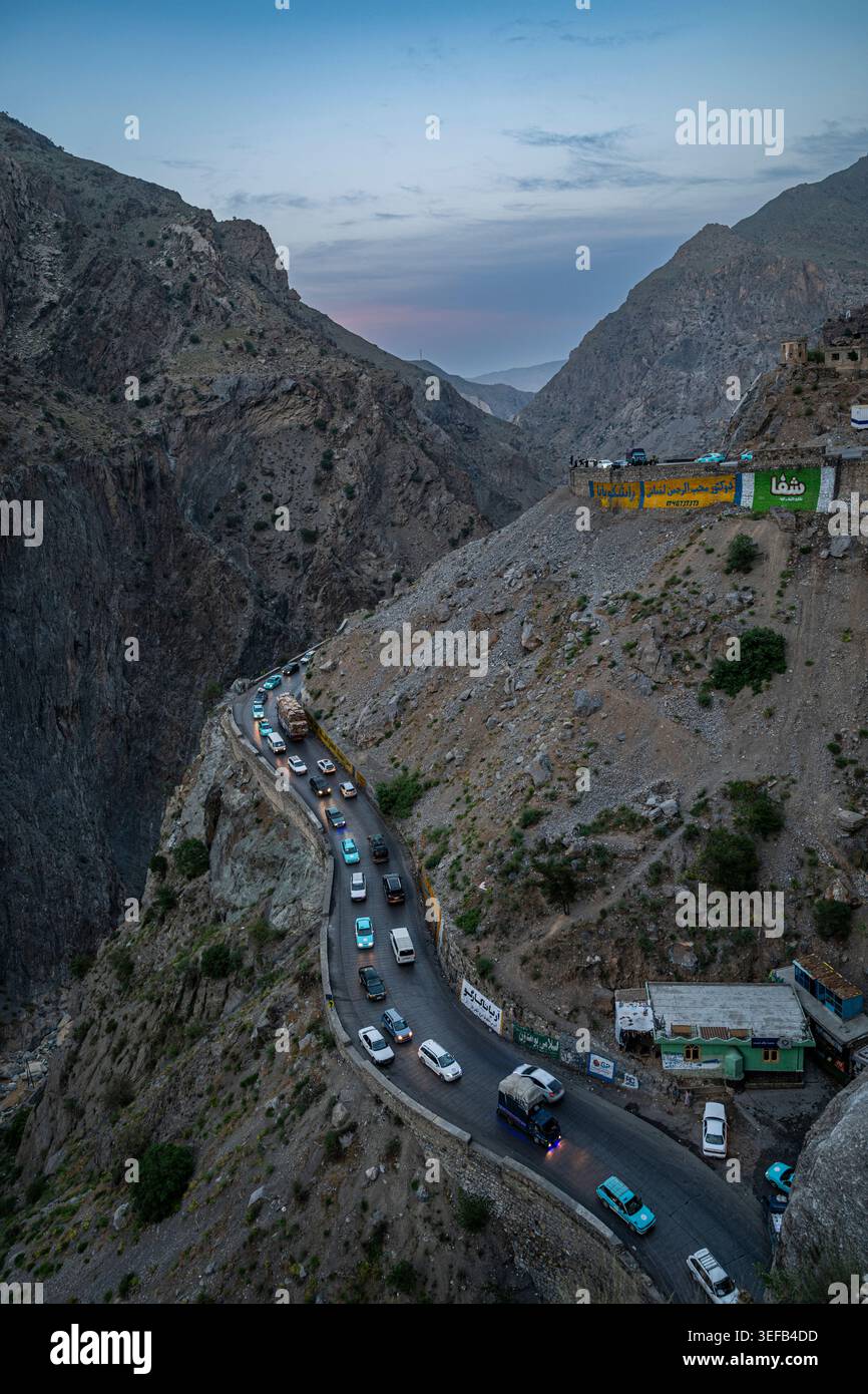 Traffico che si muove lungo la strada tortuosa al passo Mahipar sull'autostrada Jalalabad-Kabul in Afghanistan Foto Stock
