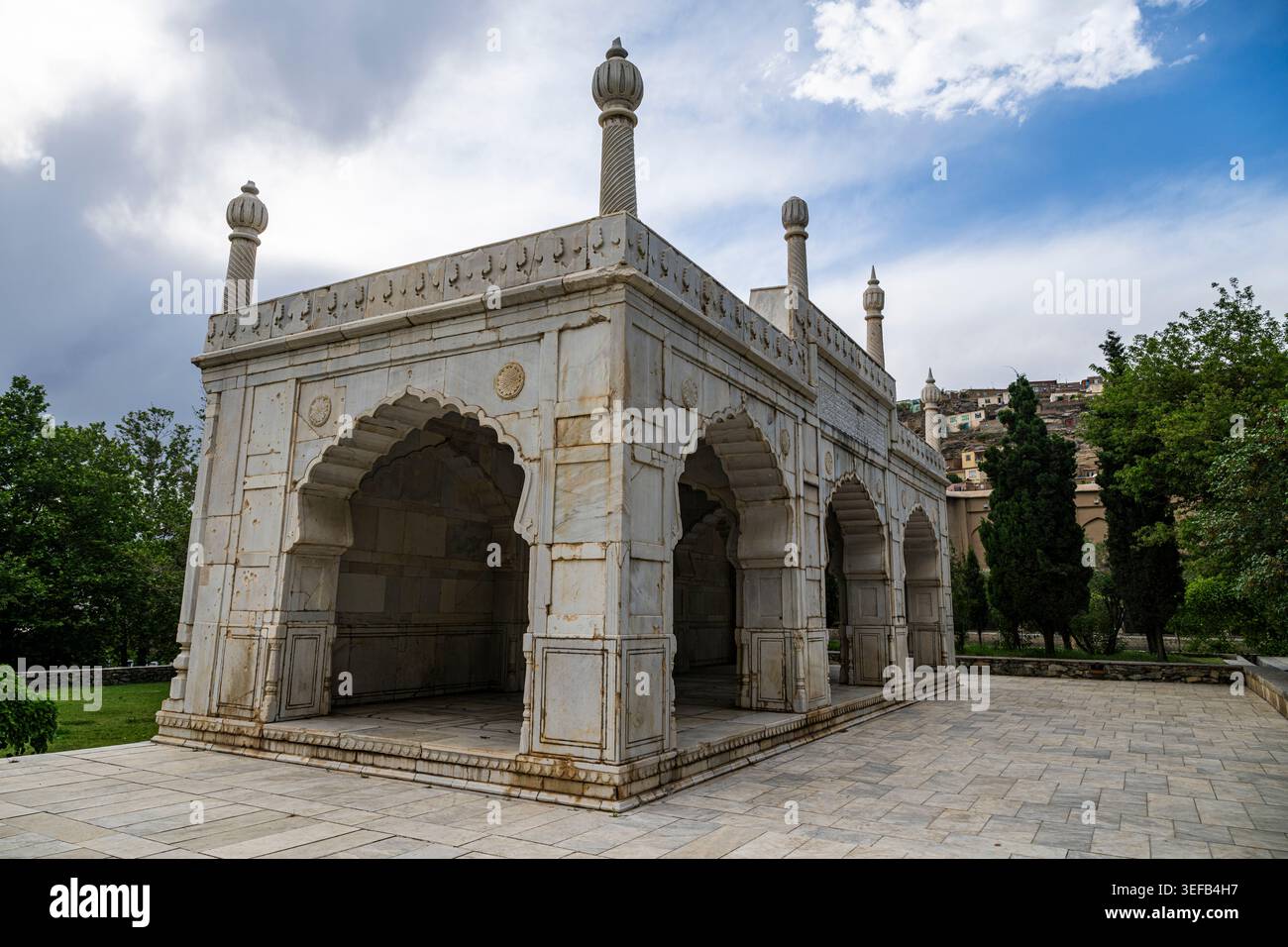 Piccola moschea nei giardini circondata da alberi verdi a Kabul, Afghanistan, visitata da persone che amano l'ambiente Foto Stock