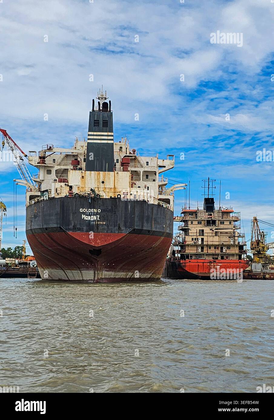 Vista del cimitero dei naufragi che mostra le navi al molo di Chittagong in Bangladesh Foto Stock