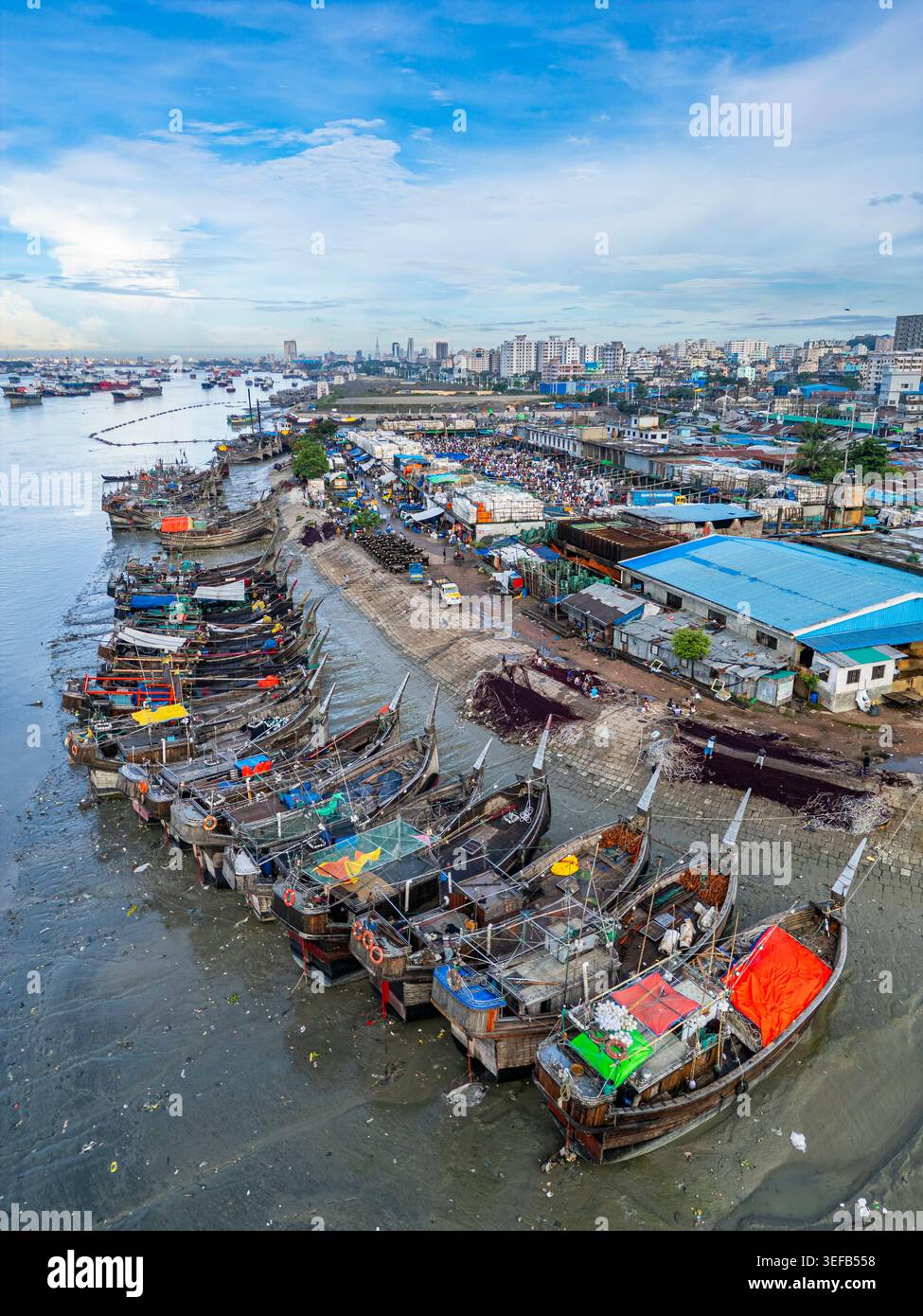 Il mercato del pesce di Chittagong mostra attività affollate con molte barche e persone nella zona durante il giorno Foto Stock