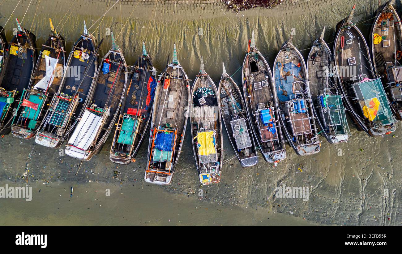 Vista del mercato del pesce con le barche ormeggiate lungo la riva durante la mattina presto a Chittagong, Bangladesh Foto Stock