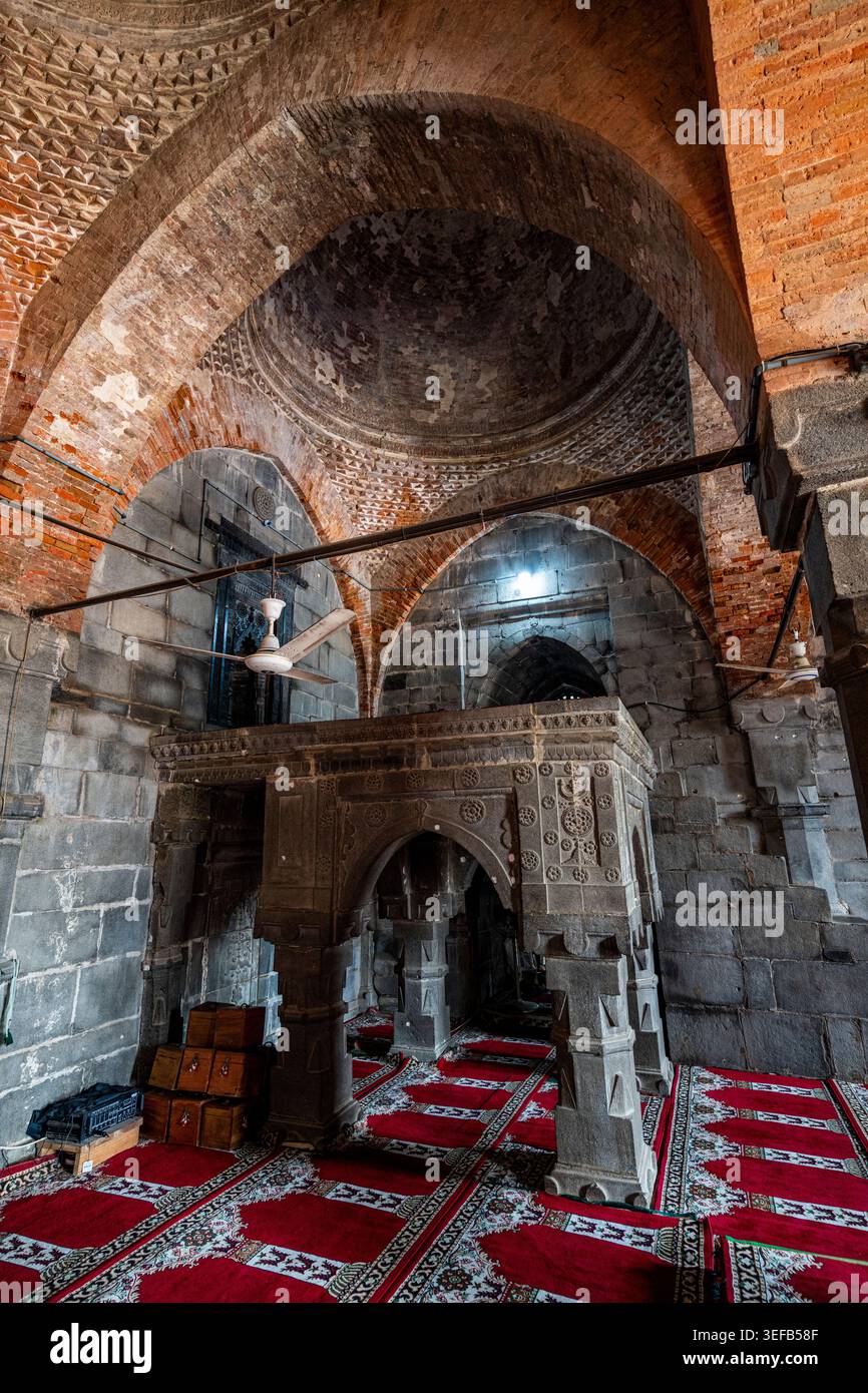 La vecchia moschea di Paharpur presenta intricati lavori in pietra e architetture storiche Foto Stock