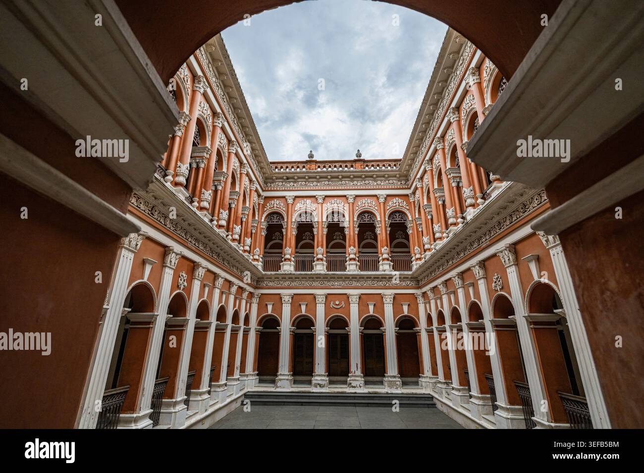 Esplorando l'architettura della storica Sonargaon, Bangladesh, con archi e disegni dettagliati nel cortile Foto Stock