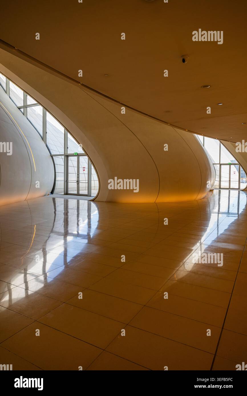 Esplorando l'architettura moderna all'interno del centro Heydar Aliyev di Baku, Azerbaigian, con linee morbide e luce naturale Foto Stock