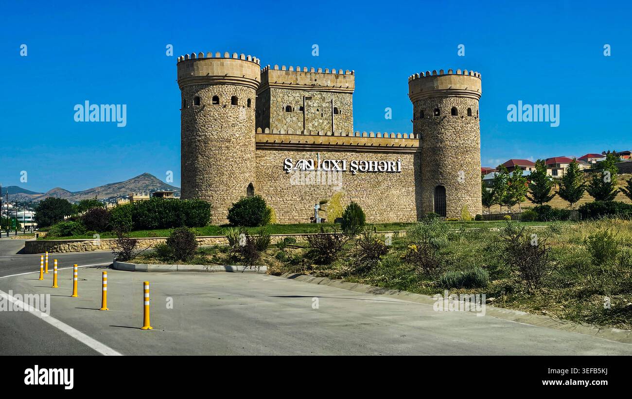 Visita il monumento storico di Shamakhi, Azerbaigian, con le sue imponenti torri di pietra e le mura difensive Foto Stock