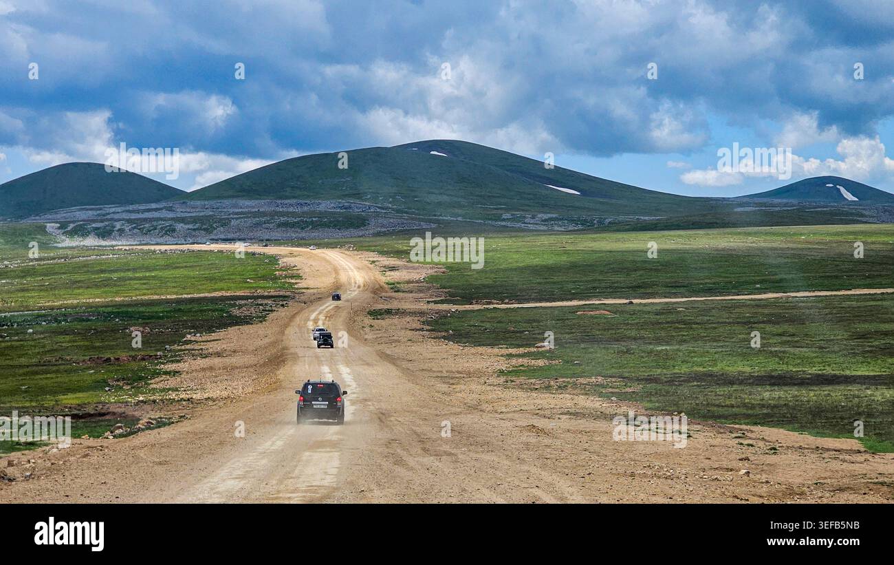 Esplorando le strade di campagna di Qarabaqh in Azerbaigian tra verdi colline e cieli aperti Foto Stock