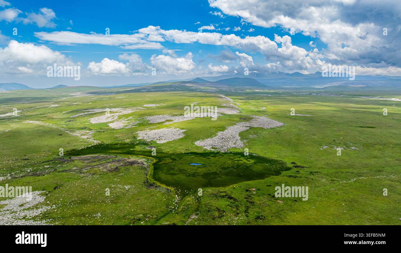 Esplora il paesaggio delle montagne intorno a Qarabaqh, in Azerbaigian, caratterizzato da una vasta vegetazione e da cieli azzurri luminosi Foto Stock