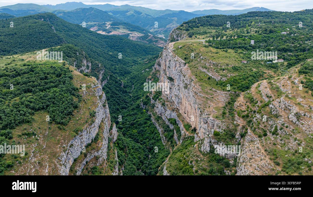 Vista del canyon che mostra le ripide scogliere e la lussureggiante vegetazione di Shusha, Qarabaqh, Azerbaigian Foto Stock
