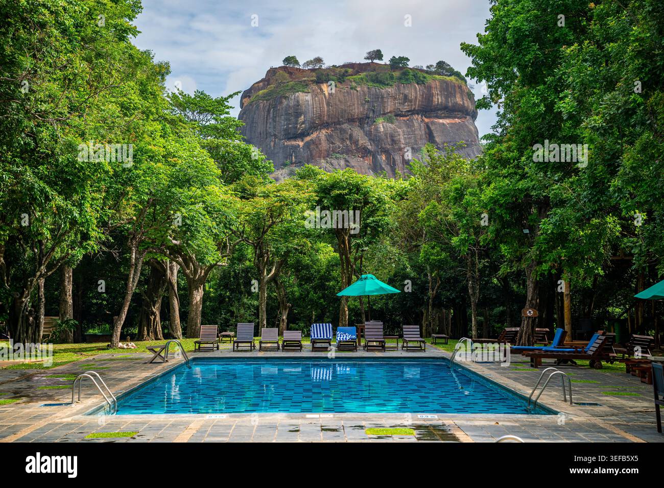 La piscina dell'hotel offre vista della fortezza rocciosa nella Provincia centrale dello Sri Lanka Foto Stock