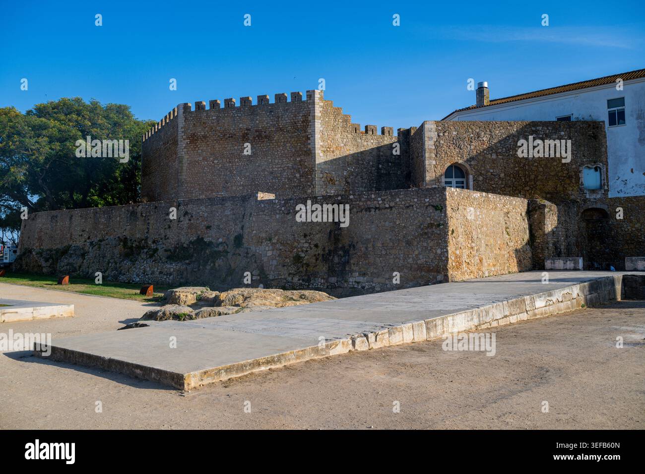 Esplorando il forte di Ponta da Bandeira a Lagos, Algarve in Portogallo, in una giornata di sole Foto Stock