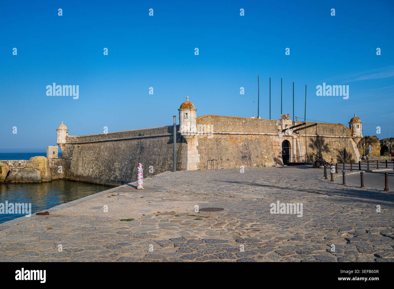 Il forte storico sorge lungo il lungomare di Lagos, Algarve, Portogallo, attraendo visitatori e locali con la sua ricca storia e la vista costiera Foto Stock