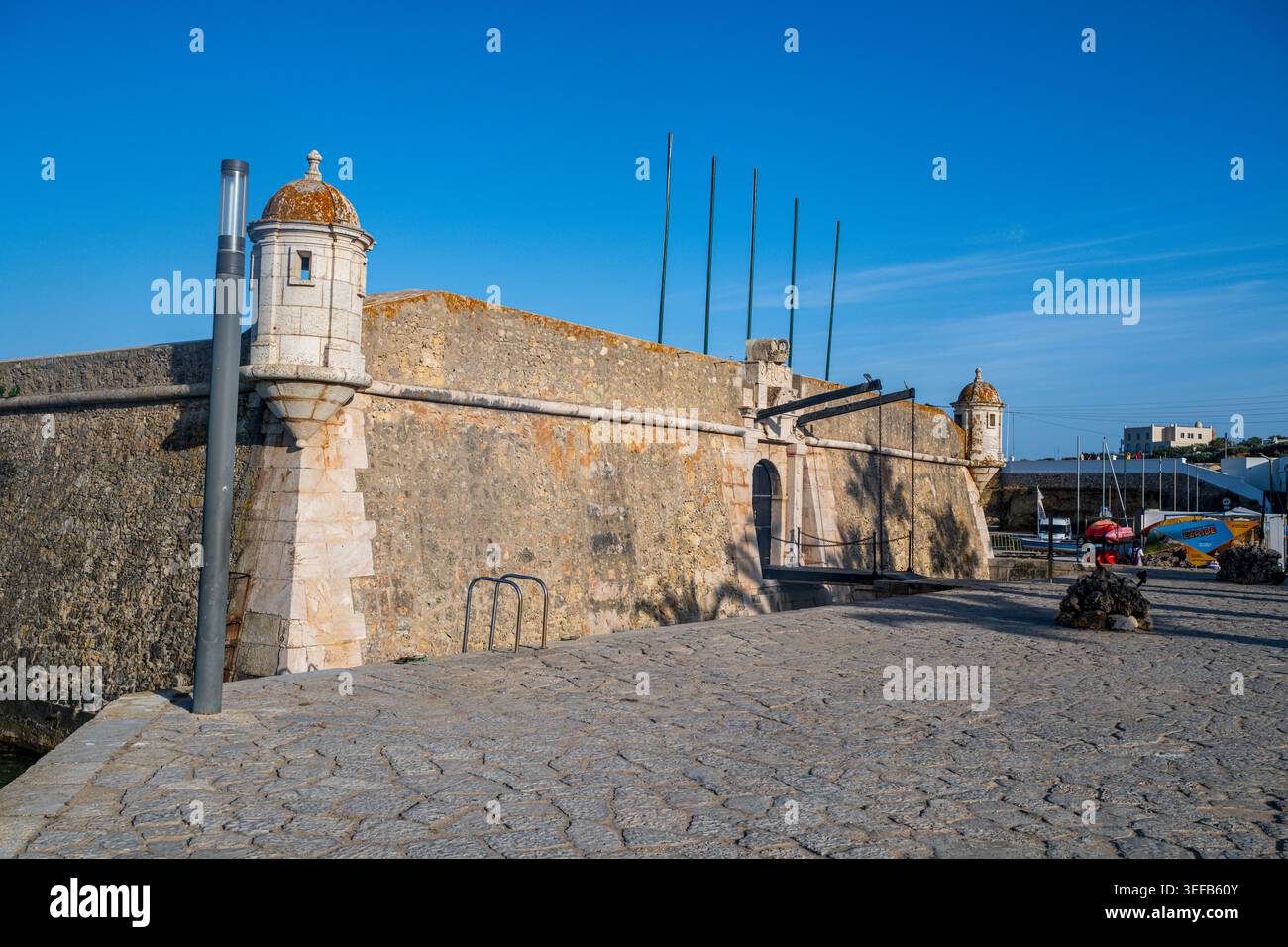 Visita al forte di Ponta da Bandeira con cieli limpidi e muri di pietra nella città costiera di Lagos in Algarve, Portogallo Foto Stock