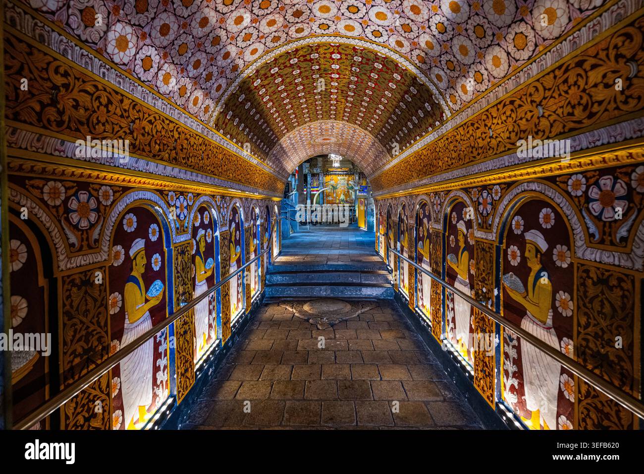 Esplora l'interno del Tempio del dente a Kandy, Sri Lanka, mostrando dettagliate opere d'arte e luci Foto Stock