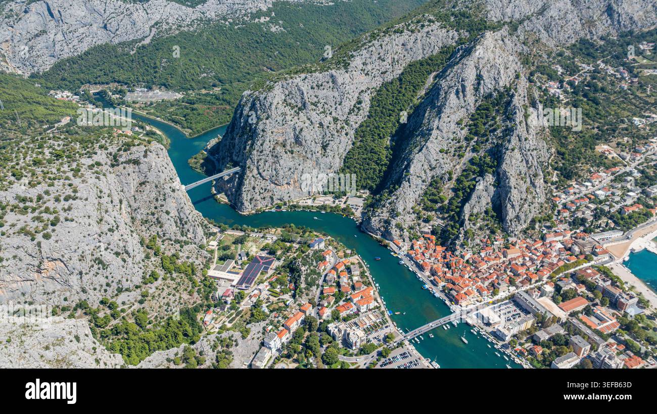 Vista della città e del fiume dall'alto, che mostra il paesaggio roccioso e gli edifici sottostanti a Omis, Croazia Foto Stock