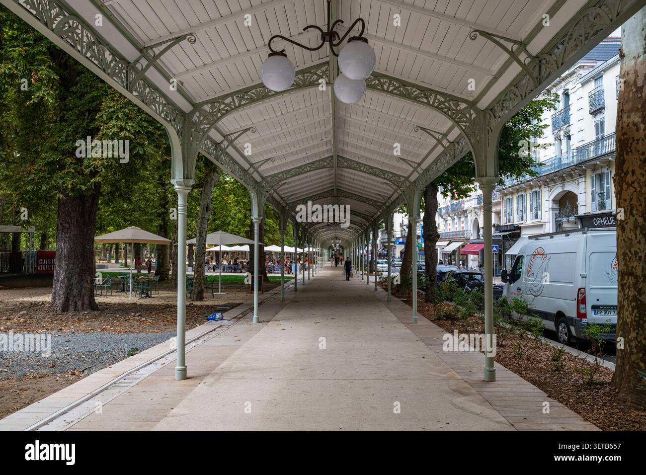 I visitatori camminano attraverso una passeggiata coperta nella città termale di Vichy, in Francia, mentre si godono l'atmosfera locale Foto Stock