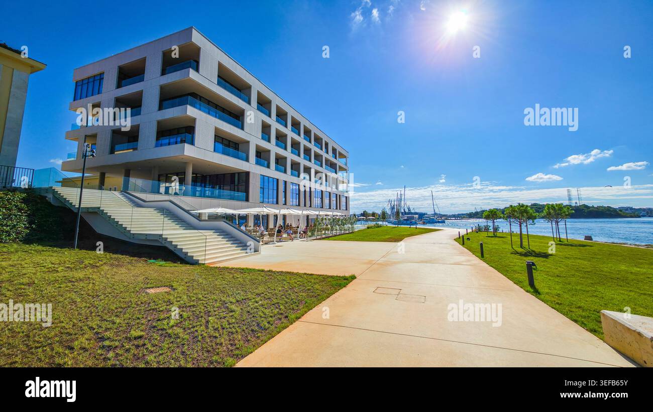 Il resort di lusso si affaccia sull'acqua in una giornata di sole a Pola, Istria, Croazia Foto Stock