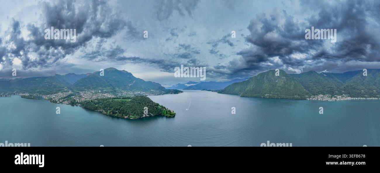 Scopri la bellezza della vista sul lago di Como con montagne e nuvole in lontananza, con la natura e l'acqua in Croazia Foto Stock