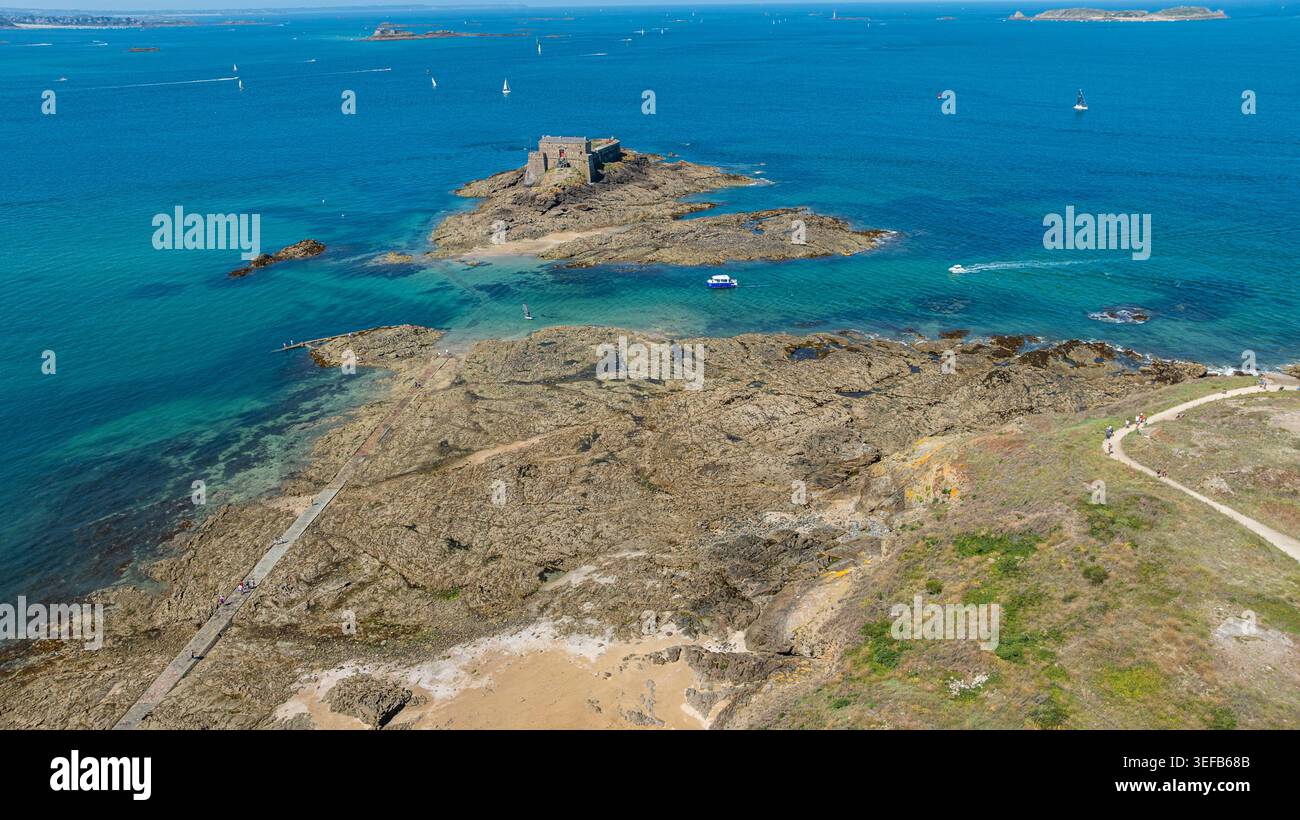 Vista di una piccola fortezza su un'isola con costa rocciosa e barche vicino a Saint-Malo in Bretagna, Francia Foto Stock