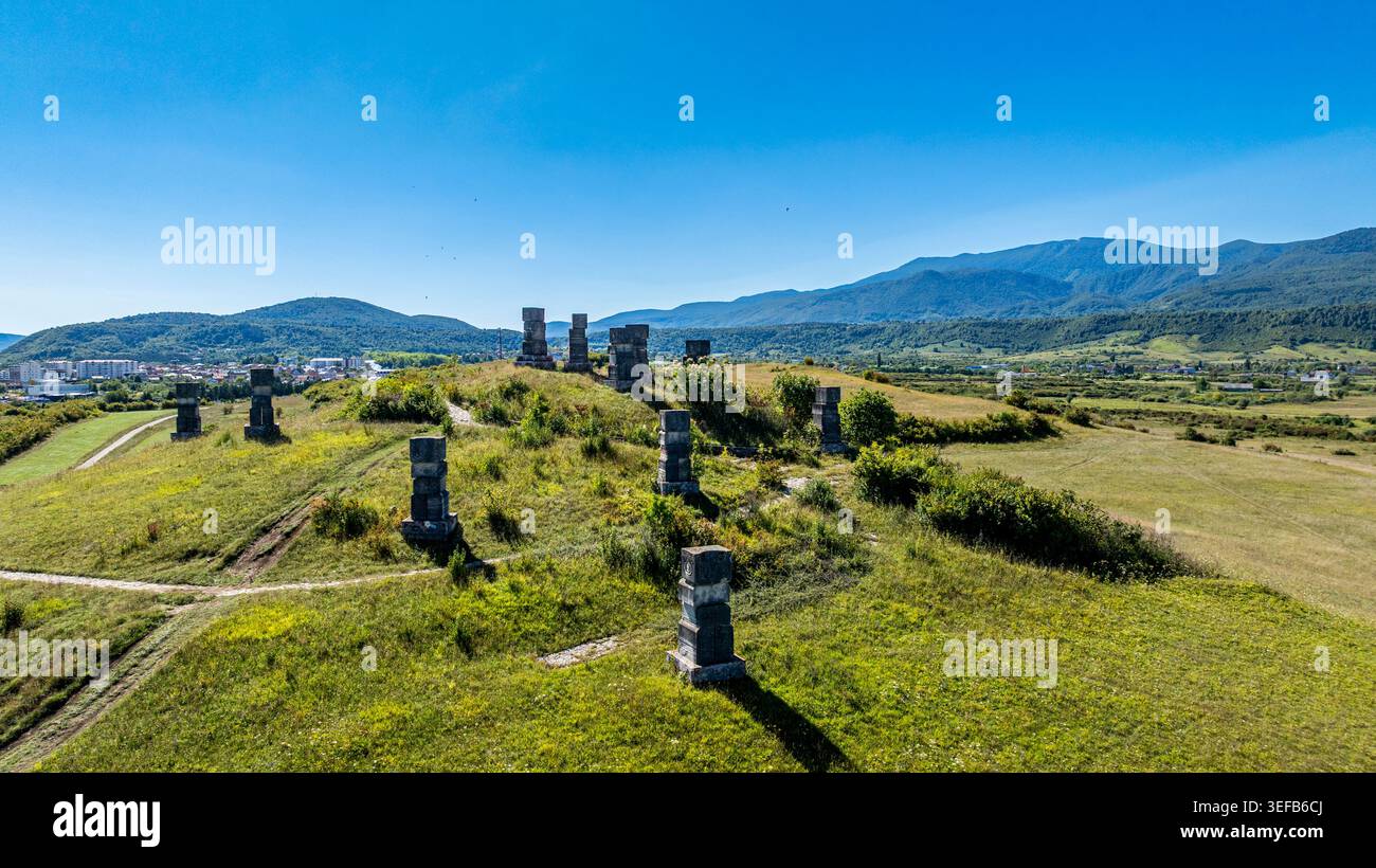 Esplora le lapidi della guerra in Bosnia ed Erzegovina nel Memorial Park Garavice Foto Stock