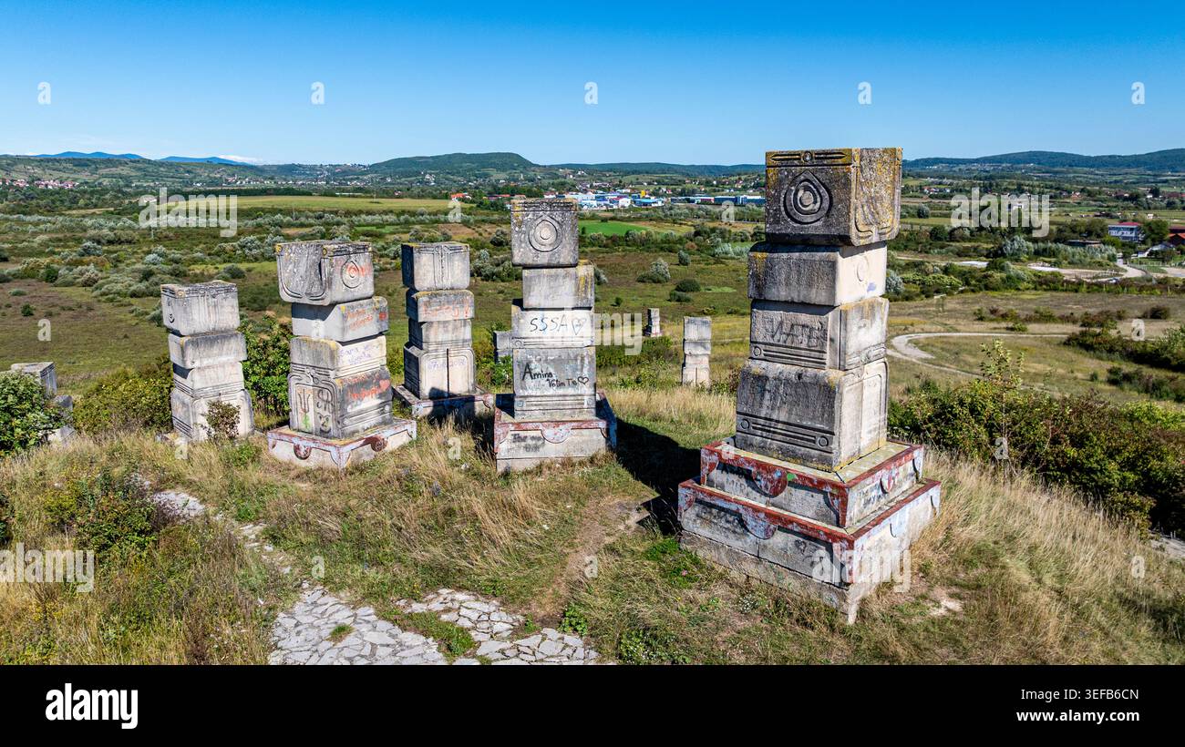Il Memorial Park ospita lapidi in onore delle vittime della guerra bosniaca in Bosnia ed Erzegovina Foto Stock