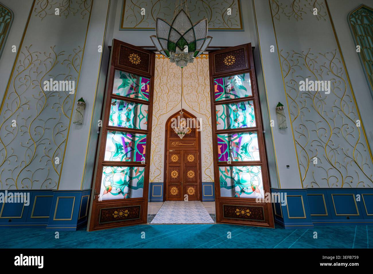 Vista interna della Moschea di Haydar che mostra porte in vetro colorato ed elementi di design ornati in Nakhchivan Azerbaijan Foto Stock