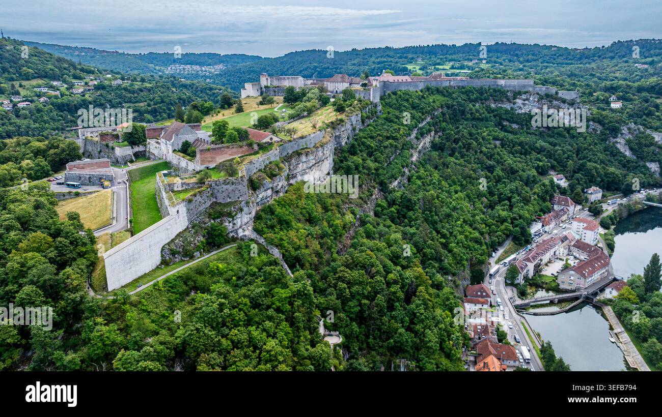 Esplorando la cittadella di Besancon dall'alto in Francia, con le sue strutture storiche e l'ambiente naturale Foto Stock